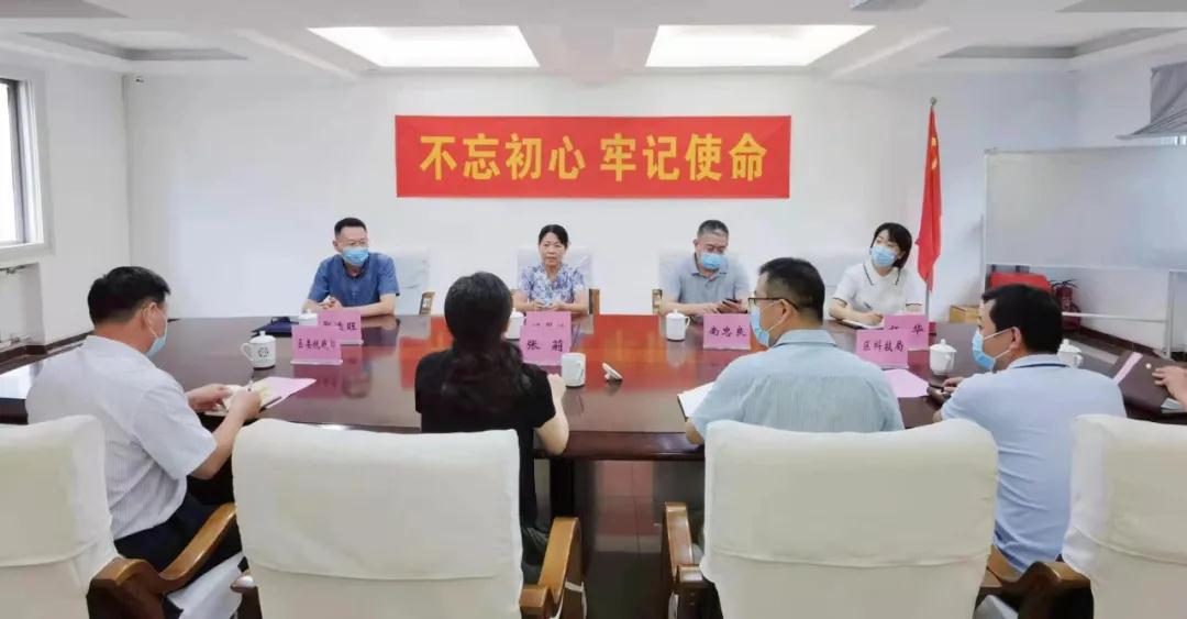 我校领导看望慰问党外挂职干部.jpg
